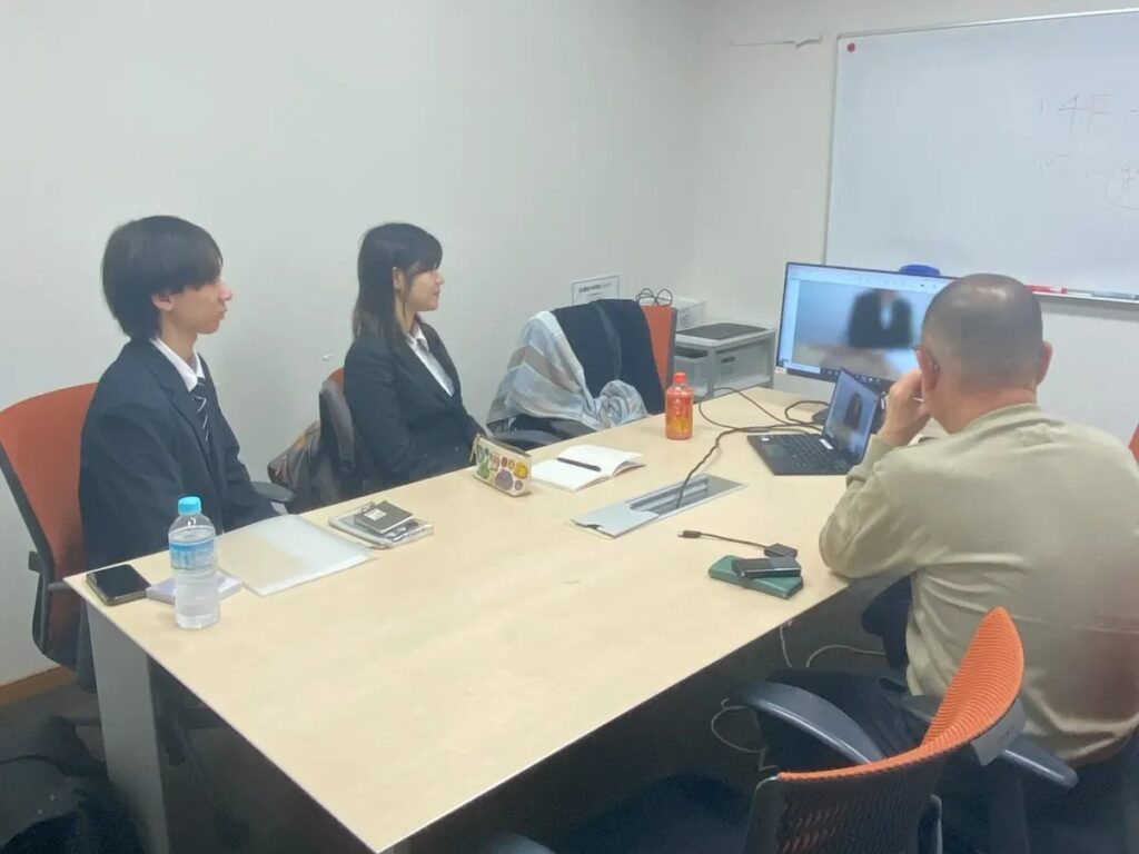 入社式当日、新入社員が先輩とともに参加する様子